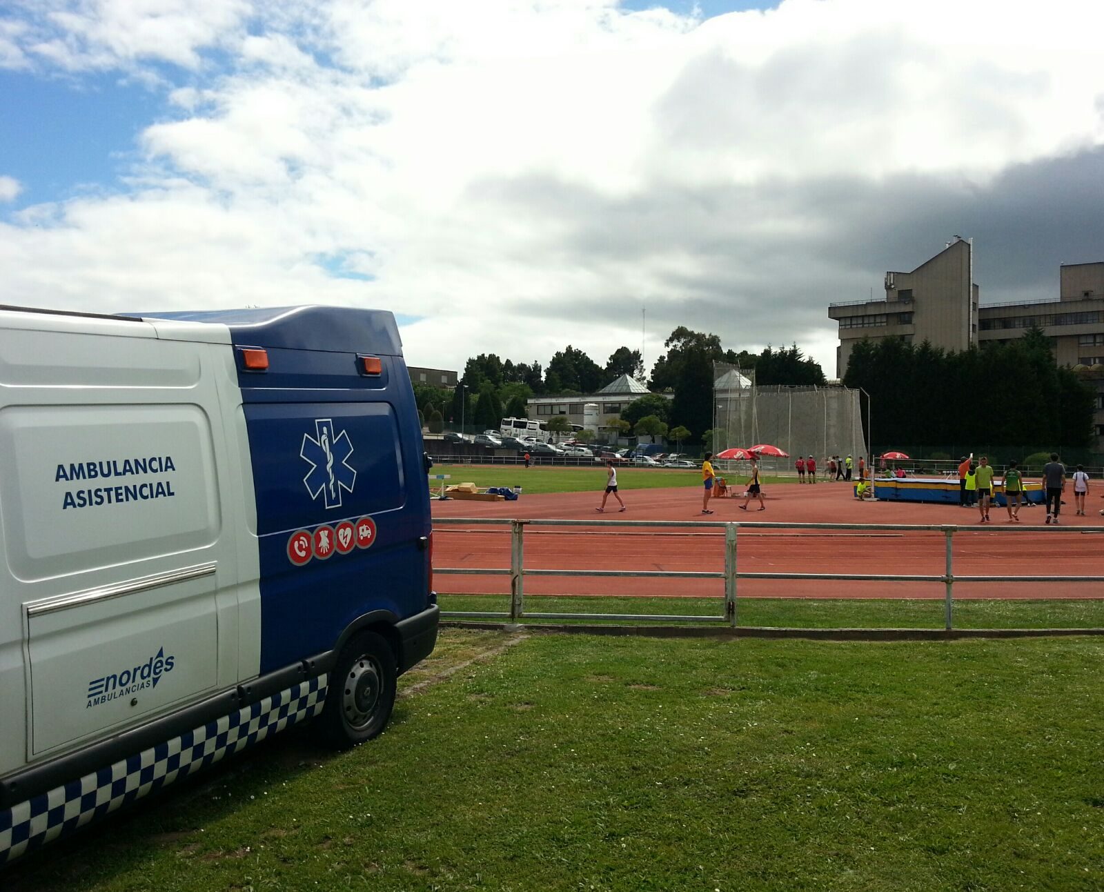 Ambulancia asistencial de Ambulancias do Nordés junto a la pista de atletismo durante una jornada de competición