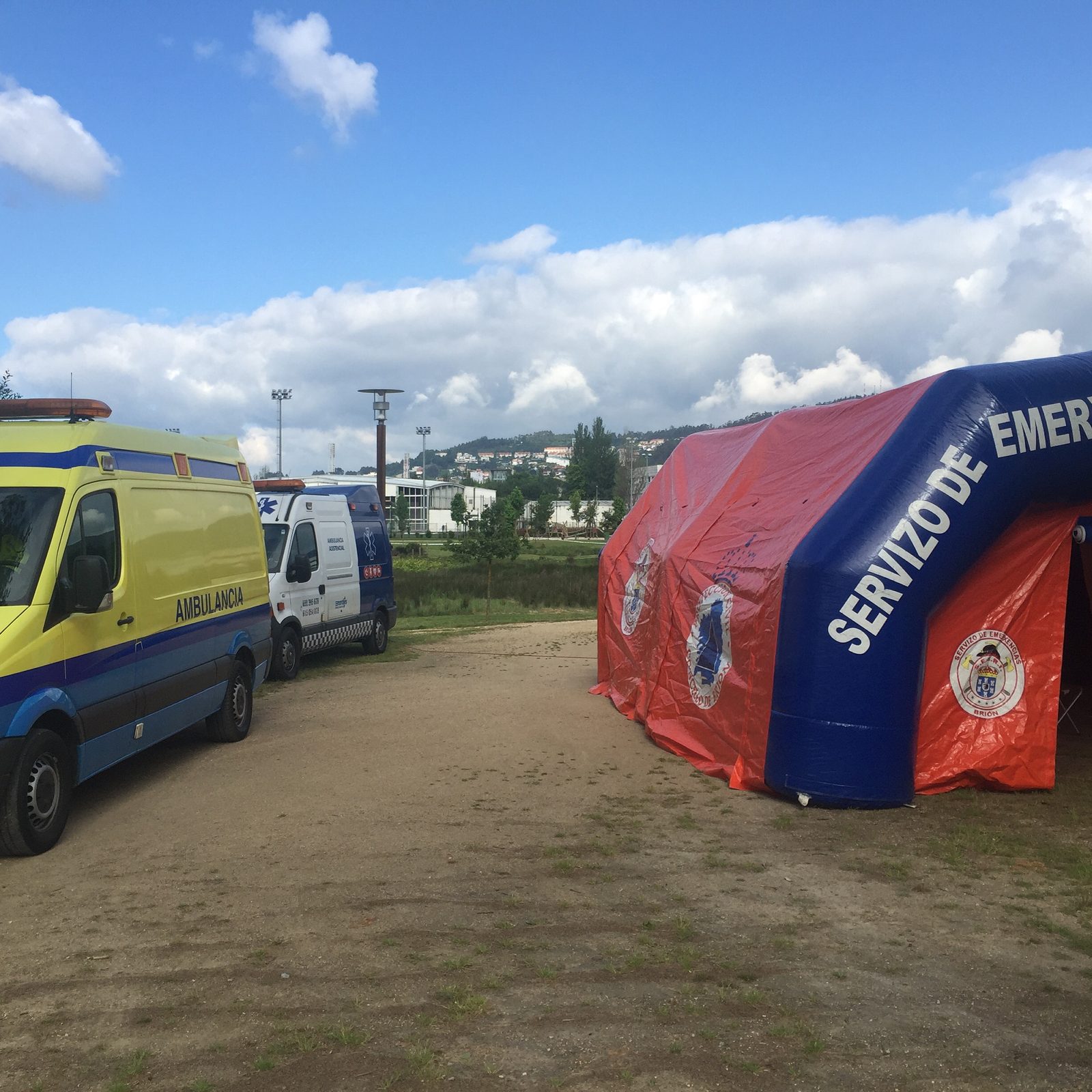 Ambulancias de Ambulancias do Nordés junto a la carpa hinchable del Servizo de Emerxencias en un dispositivo de protección civil