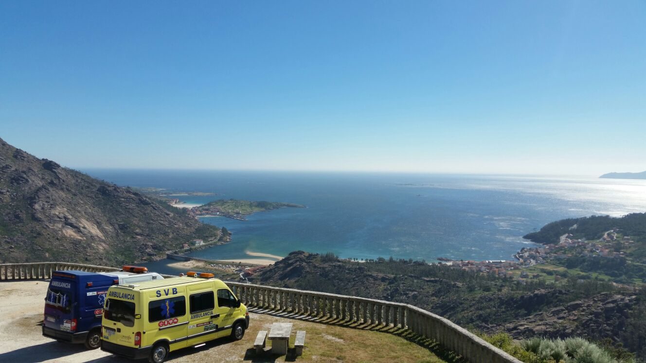 Ambulancias de Ambulancias do Nordés estacionadas en un mirador con vistas a la ría durante un servicio en la costa gallega