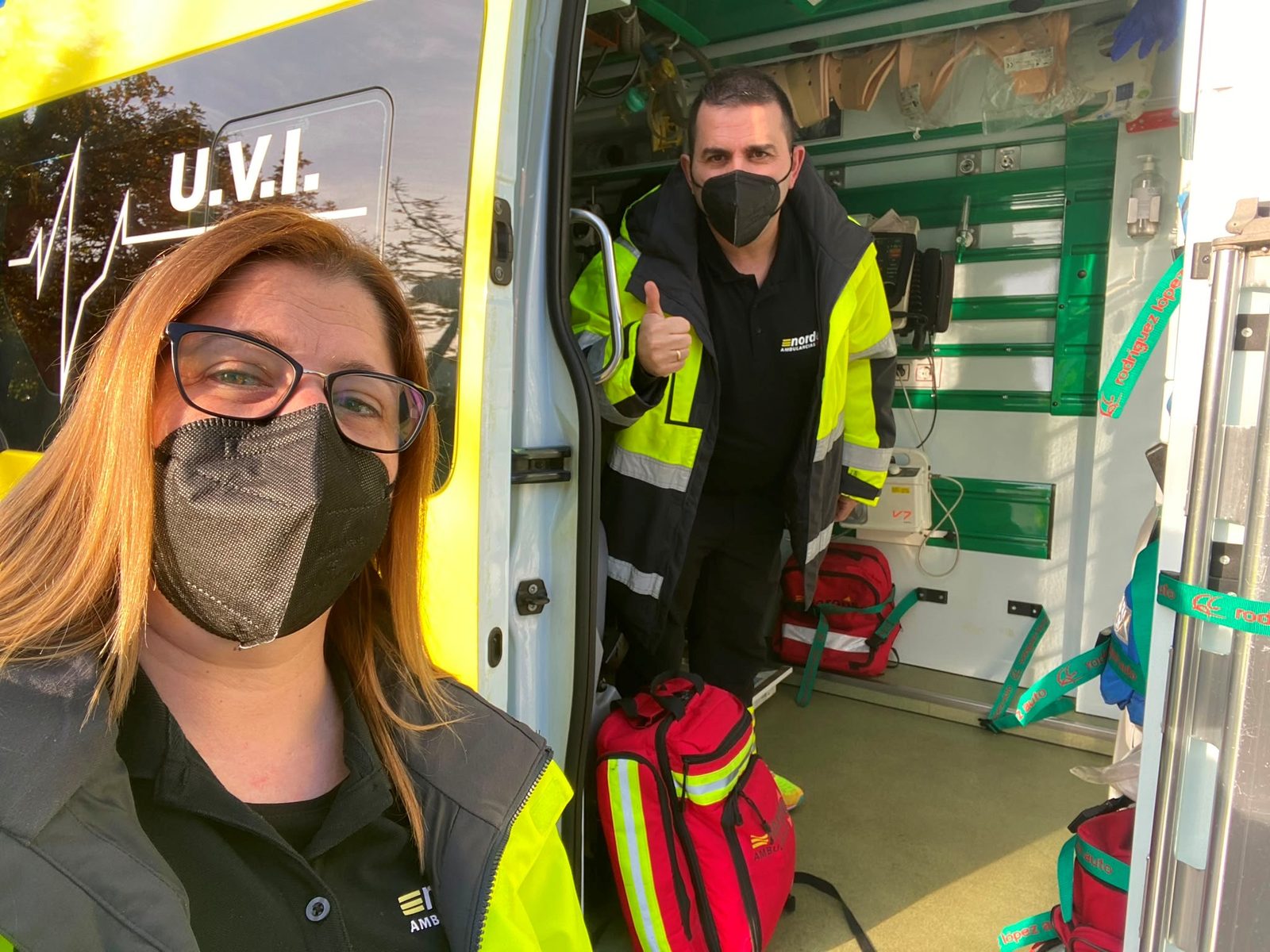 Dos técnicos de emergencias de Ambulancias do Nordés en el interior equipado de una U.V.I. Móvil