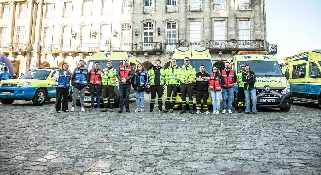 Equipo de Ambulancias do Nordés junto a su flota en la Praza do Obradoiro de Santiago de Compostela