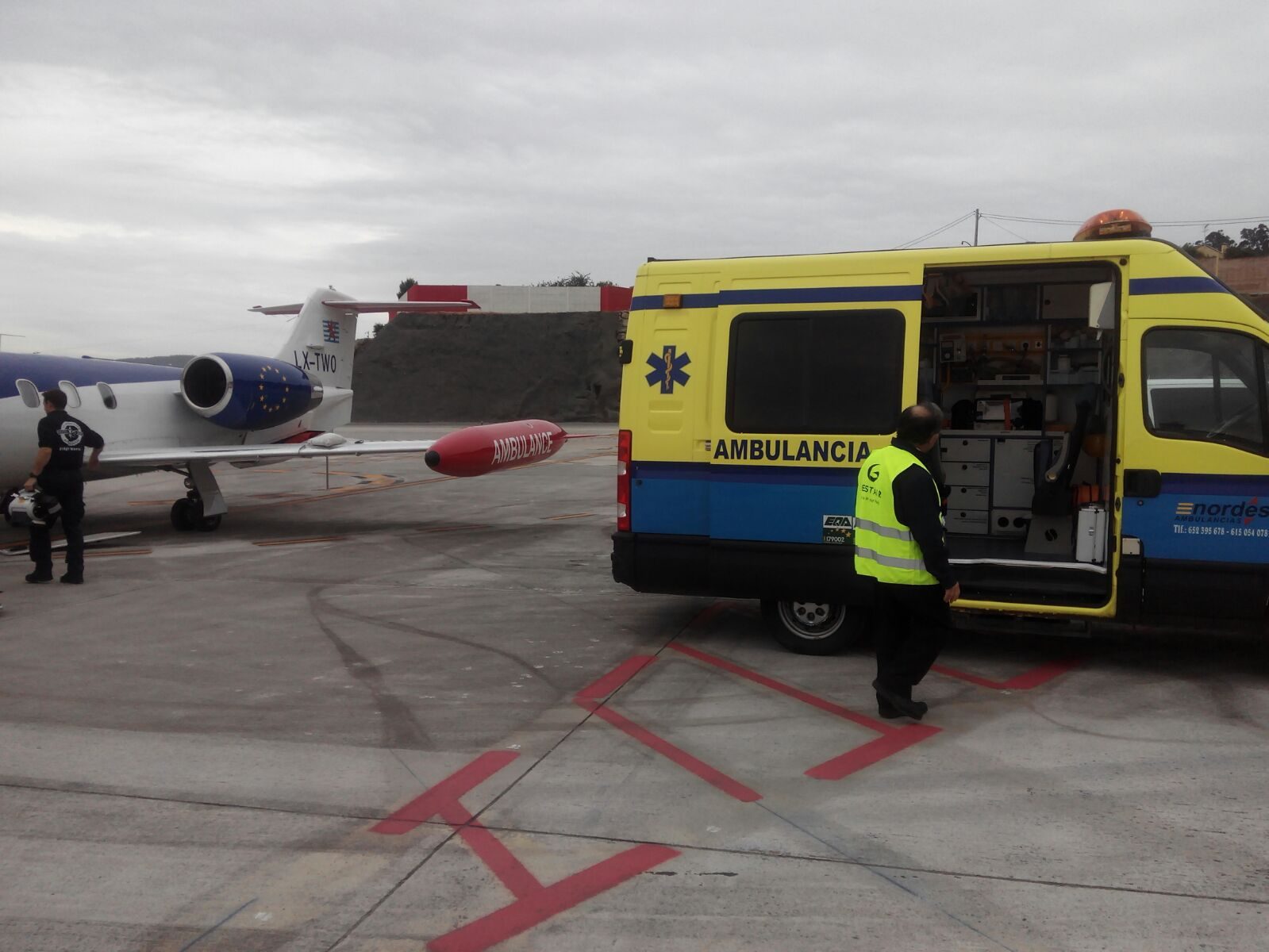 Compartimento interior equipado de una ambulancia de Ambulancias do Nordés con la puerta lateral abierta en la plataforma del aeropuerto