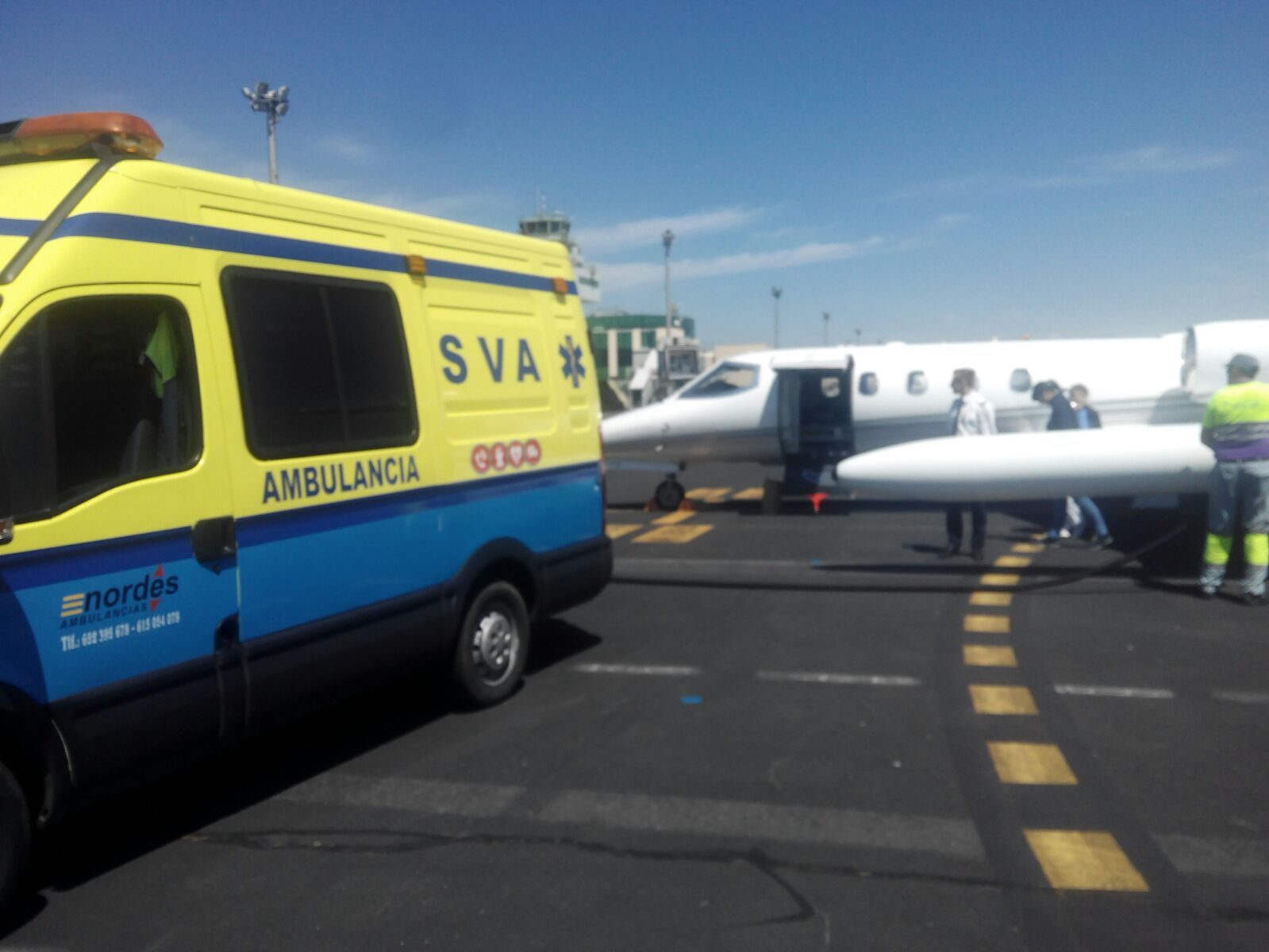 Ambulancia de Soporte Vital Avanzado (SVA) de Ambulancias do Nordés en la plataforma del aeropuerto, junto a un jet privado