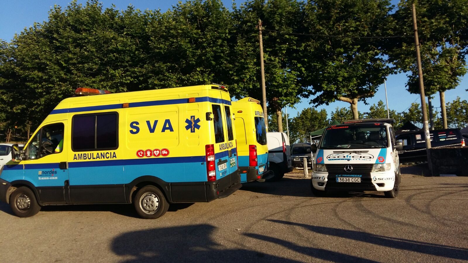 Ambulancias de Soporte Vital Avanzado de Ambulancias do Nordés junto al vehículo de un equipo ciclista durante una prueba