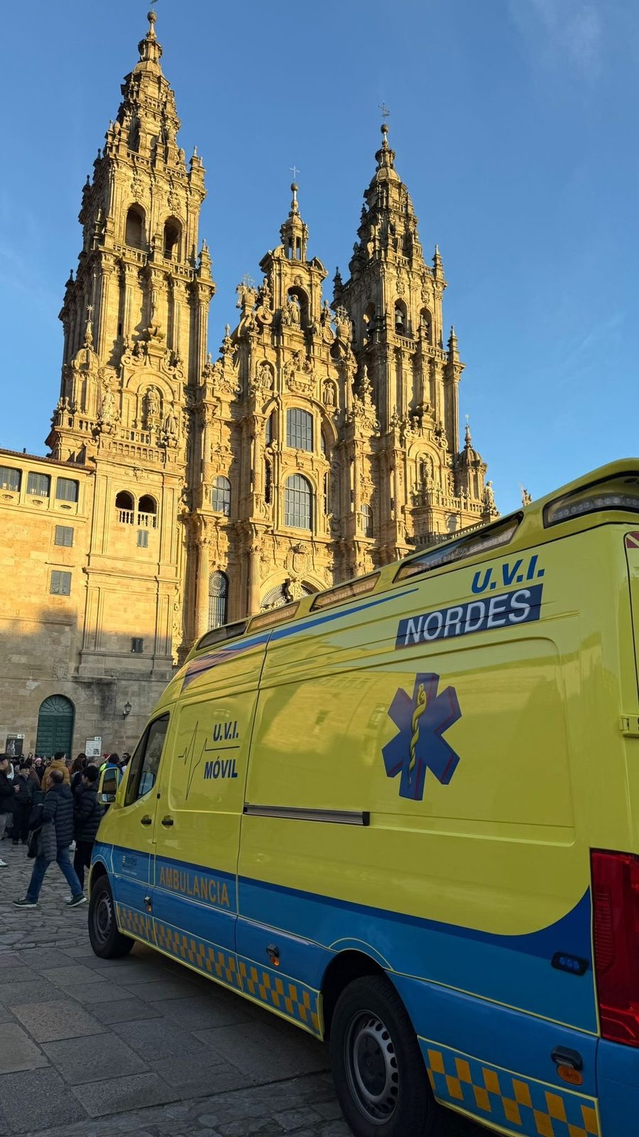 U.V.I. Móvil de Ambulancias do Nordés ante la fachada del Obradoiro de la Catedral de Santiago de Compostela